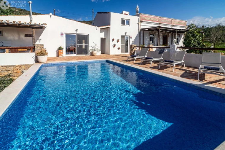 Moradia T6 para Venda em Santa Barbara de Nexe