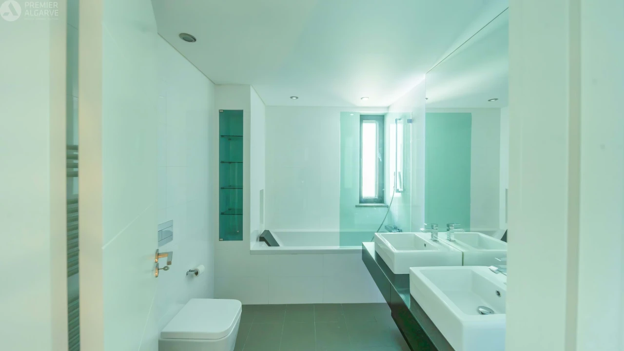 Moradia T4 para Venda em Quelfes Foto 3