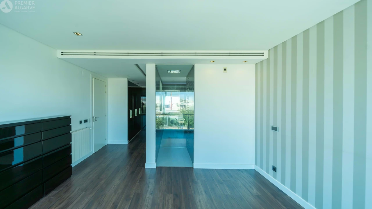 Moradia T4 para Venda em Quelfes Foto 31