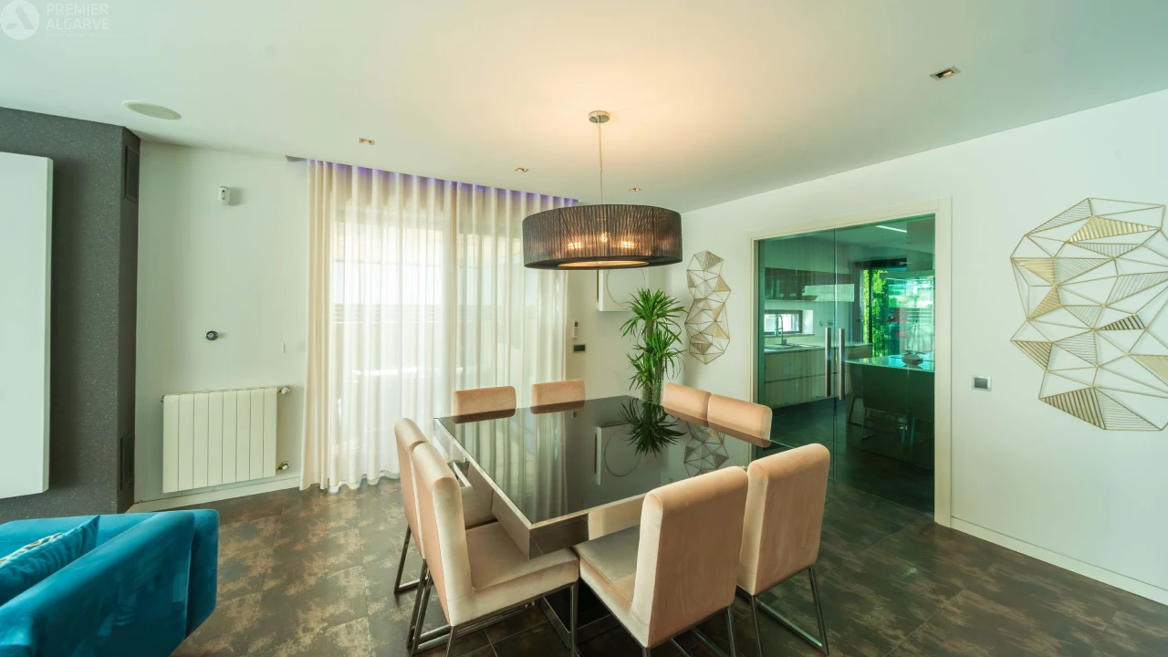 Moradia T4 para Venda em Quelfes Foto 5