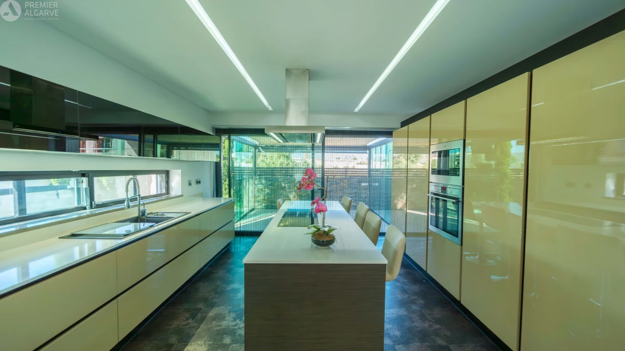 Moradia T4 para Venda em Quelfes Foto 2