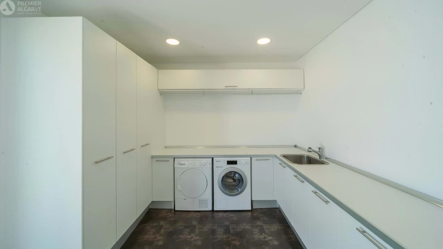 Moradia T4 para Venda em Quelfes Foto 28