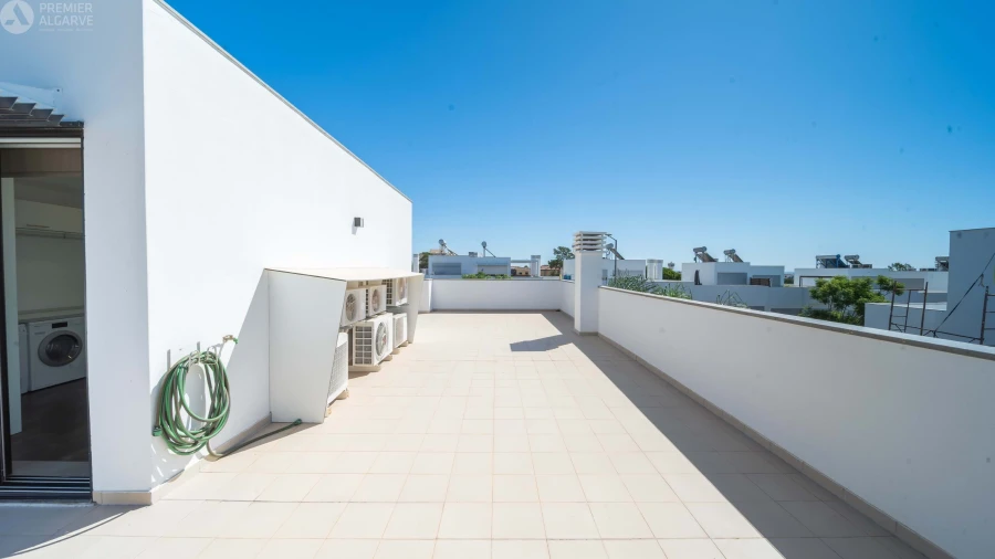 Moradia T4 para Venda em Quelfes Foto 8