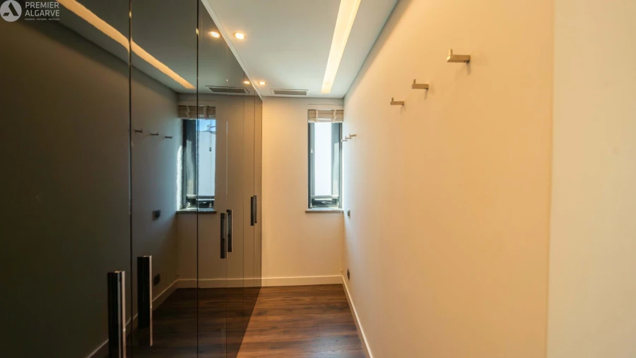 Moradia T4 para Venda em Quelfes Foto 6