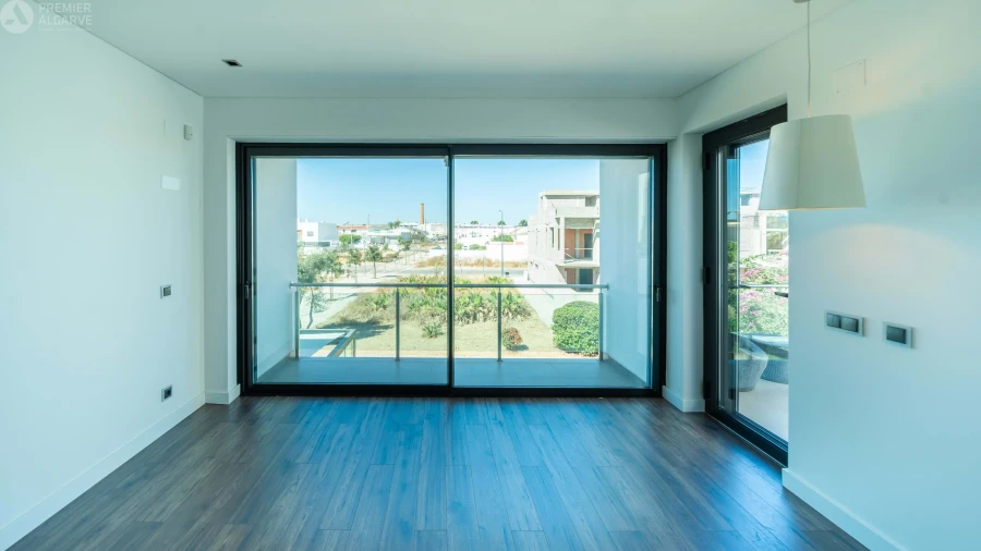 Moradia T4 para Venda em Quelfes Foto 33