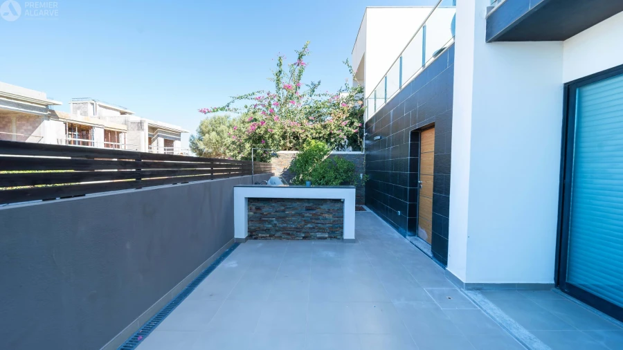 Moradia T4 para Venda em Quelfes Foto 10