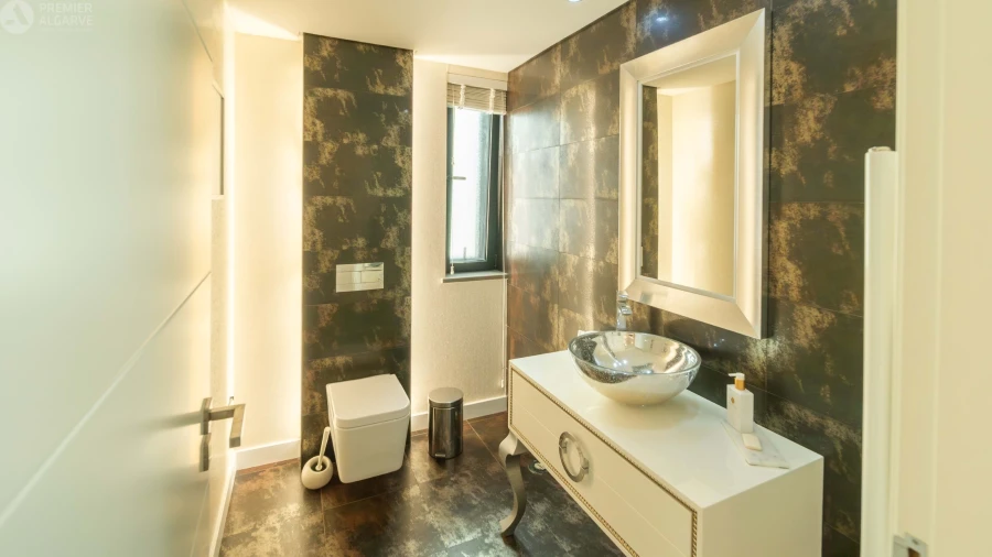 Moradia T4 para Venda em Quelfes Foto 4