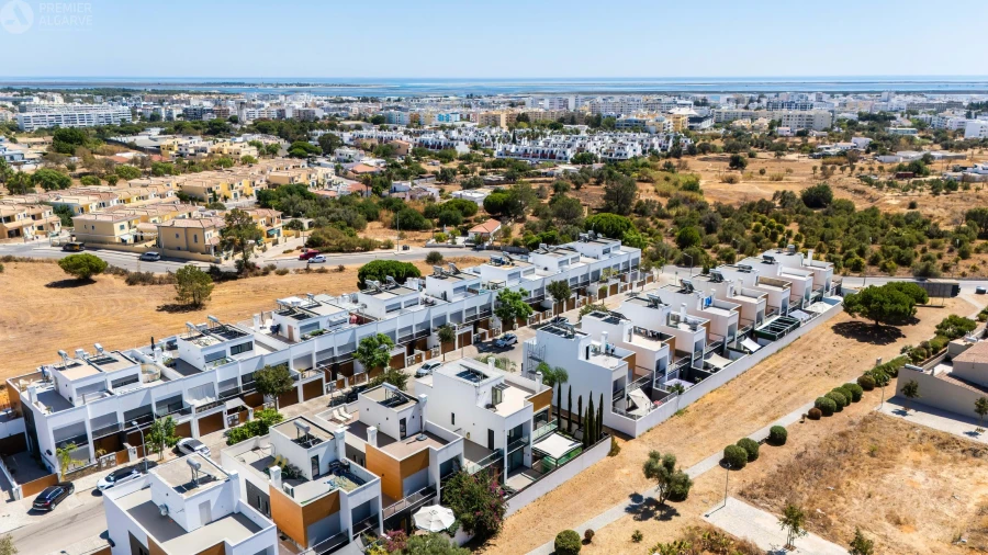 Moradia T4 para Venda em Quelfes Foto 16