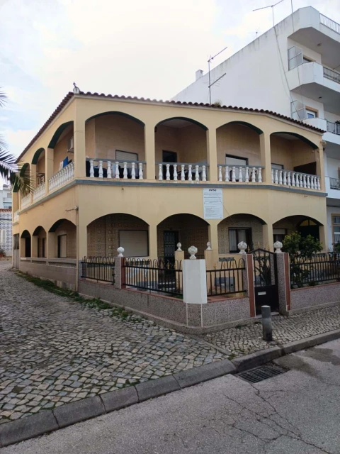 Moradia T9 para Venda em Quarteira