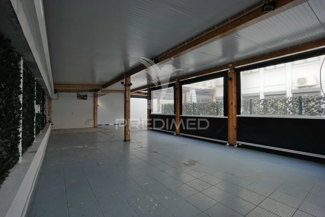 Loja para Arrendamento em Santo António Foto 13