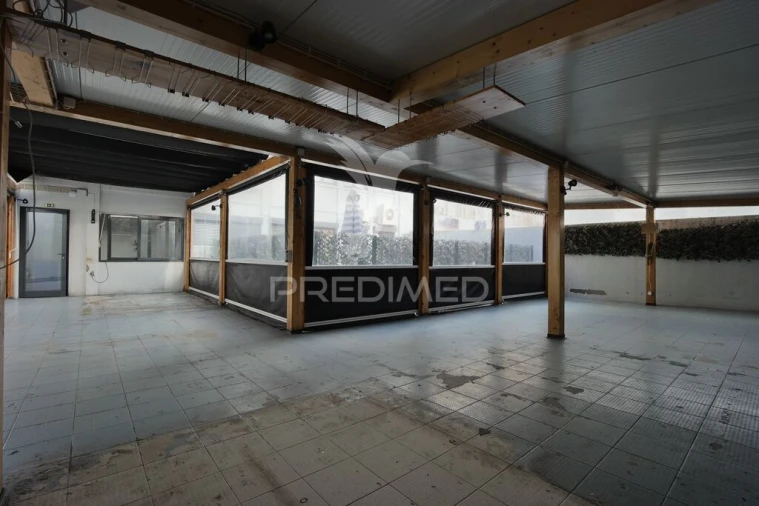 Loja para Arrendamento em Santo António Foto 11