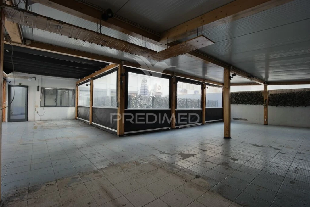 Loja para Arrendamento em Santo António Foto 11