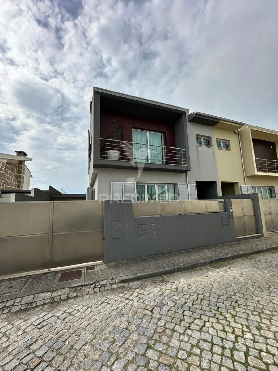 Moradia T3 para Venda em Mindelo Foto 1