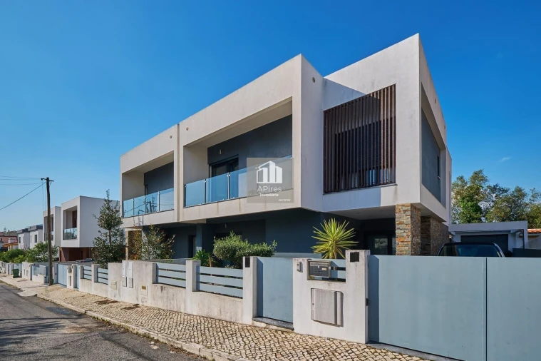 Moradia T4 para Venda em Charneca de Caparica e Sobreda Foto 2