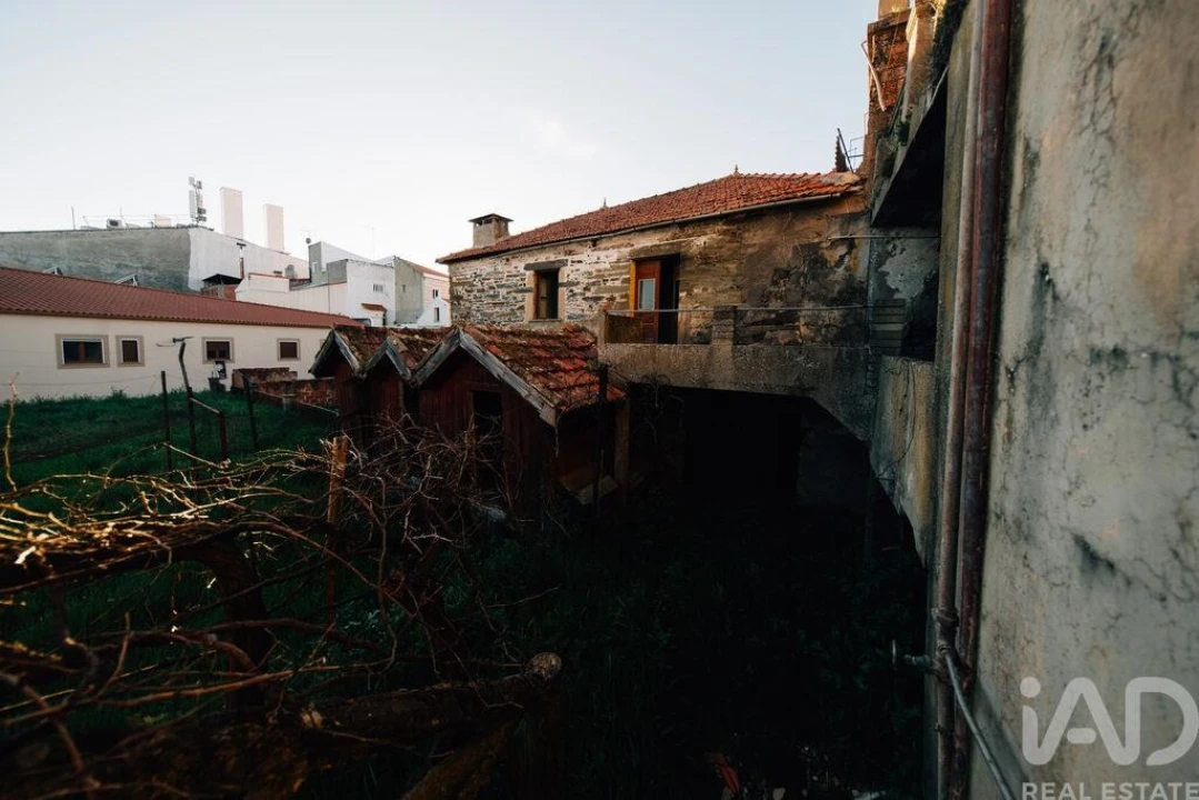 Moradia T9 para Venda em Vila Nova de Foz Côa Foto 33