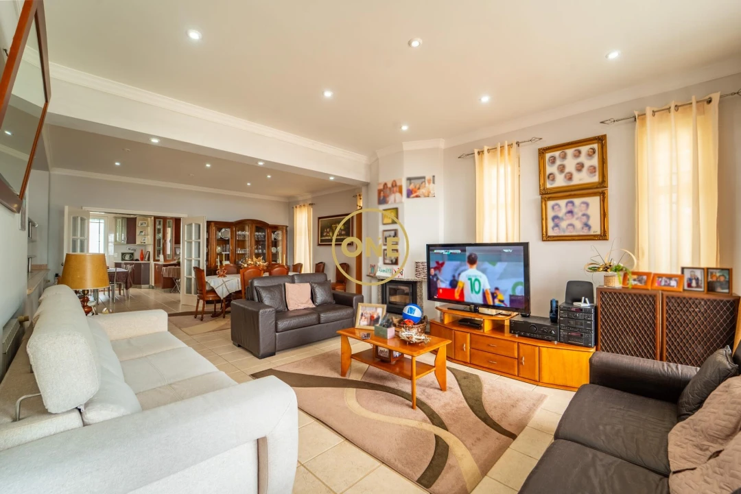 Moradia T4 para Venda em Cabouco Foto 8