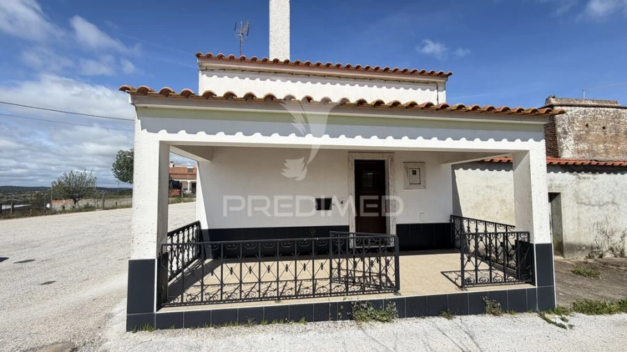 Moradia T2 para Venda em Santiago Maior Foto 1