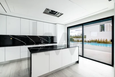 Moradia T5 para Venda em Quarteira