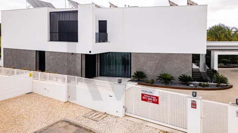 Moradia T5 para Venda em Quarteira