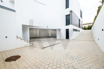 Moradia T5 para Venda em Quarteira