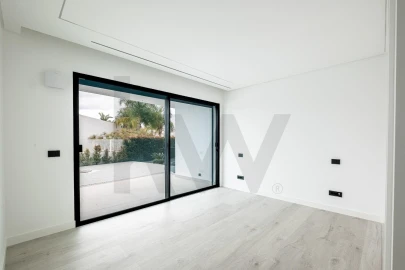 Moradia T5 para Venda em Quarteira