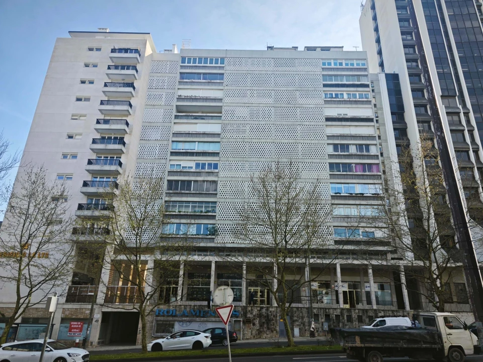 Apartamento T4 para Venda em Alvalade Foto 2
