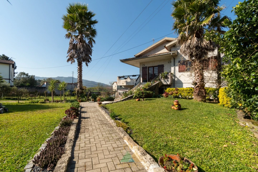 Moradia T4 para Venda em Geraz do Lima (Santa Maria, Santa Leocádia, Moreira), Deão Foto 1