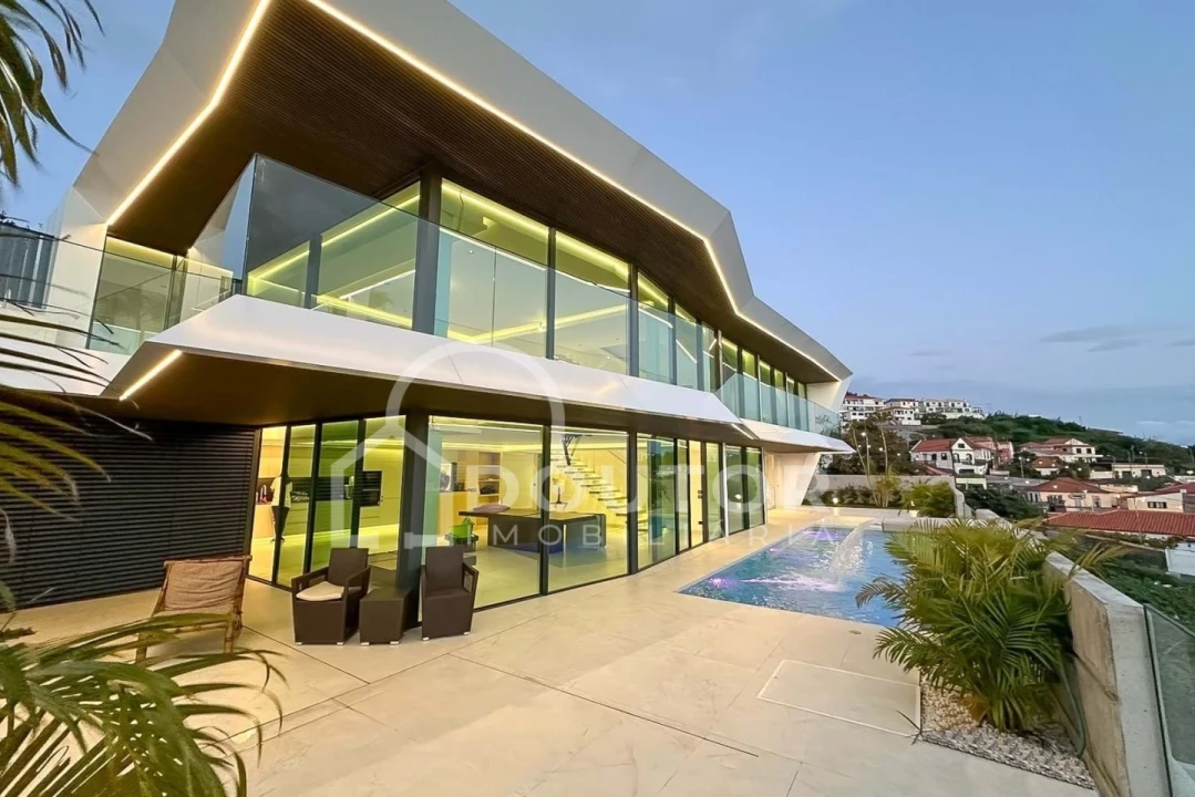 Moradia T4 para Venda em Funchal (Santa Maria Maior) Foto 1