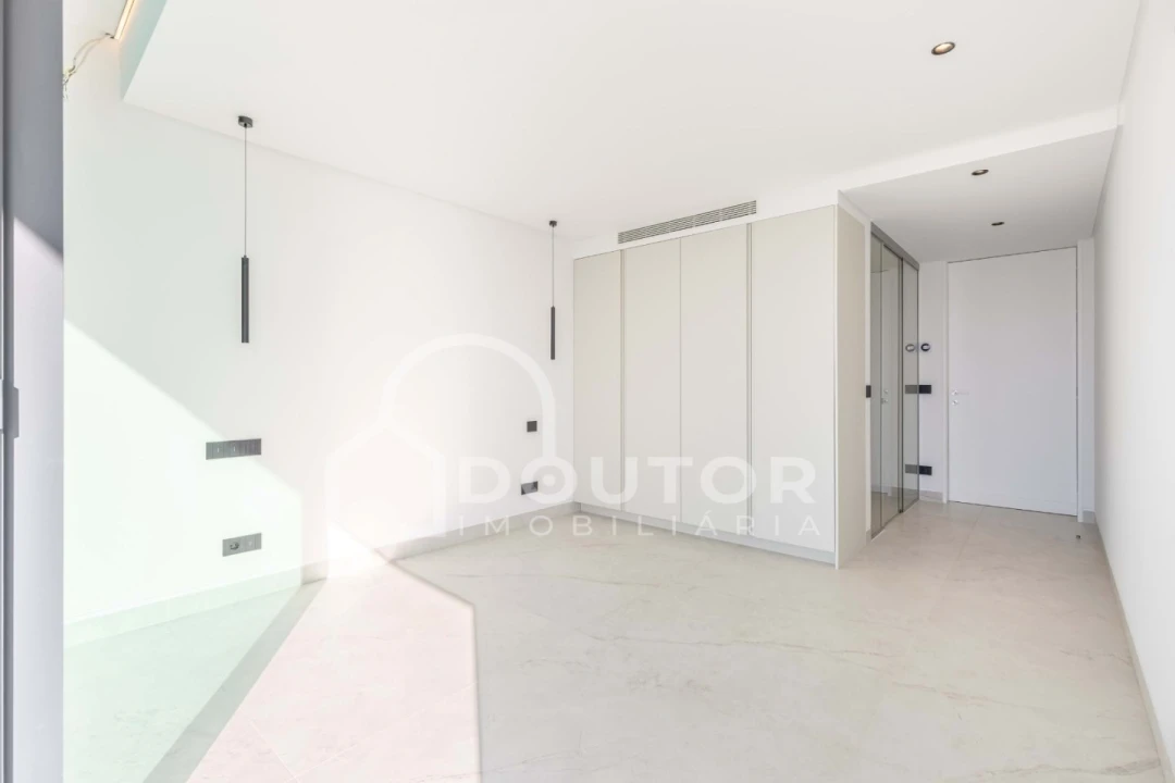 Moradia T4 para Venda em Funchal (Santa Maria Maior) Foto 46