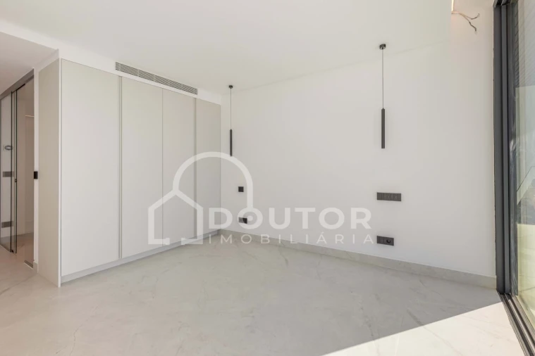 Moradia T4 para Venda em Funchal (Santa Maria Maior) Foto 48