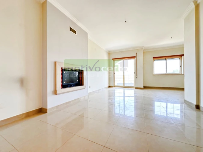 Apartamento T3 para Venda em São João Baptista e Santa Maria dos Olivais Foto 1