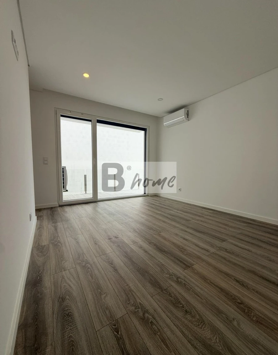 Apartamento T2 para Venda em Charneca de Caparica e Sobreda