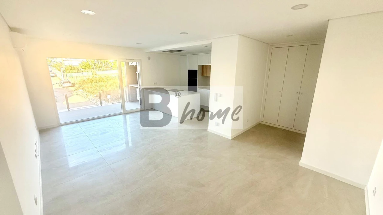 Apartamento T2 para Venda em Charneca de Caparica e Sobreda Foto 2