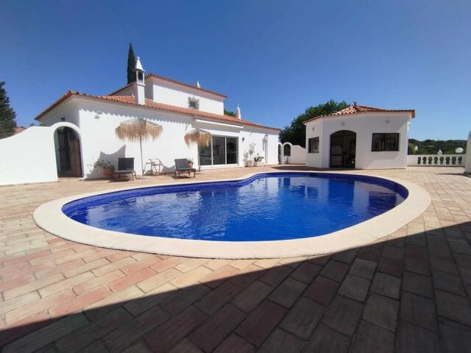 Moradia T5 para Venda em Santa Barbara de Nexe Foto 2