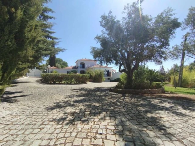 Moradia T5 para Venda em Santa Barbara de Nexe Foto 1