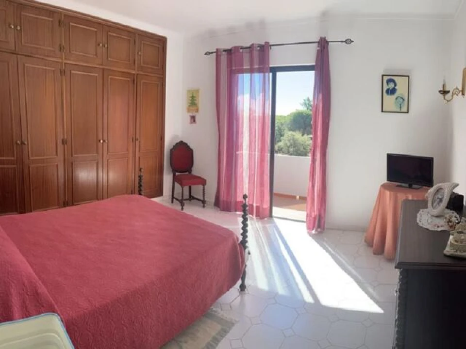 Moradia T4 para Venda em Quelfes Foto 6