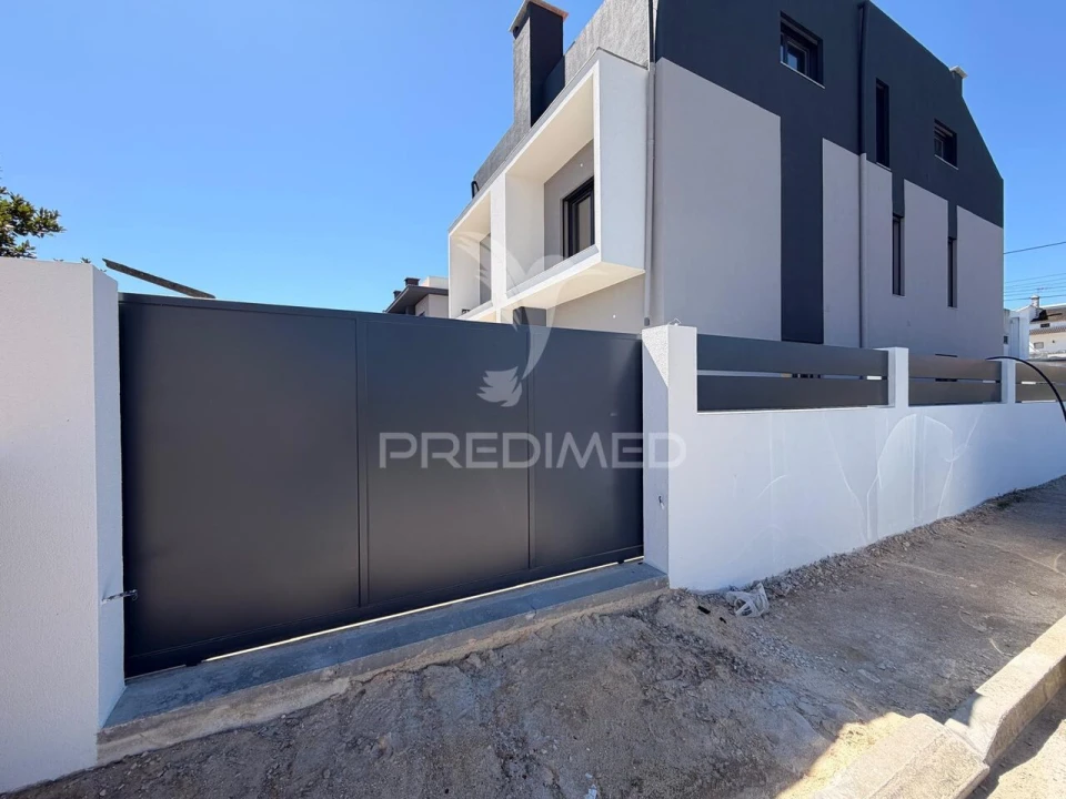 Moradia T4 para Venda em Fernao Ferro Foto 1