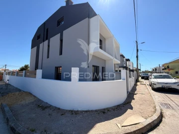 Moradia T4 para Venda em Fernao Ferro