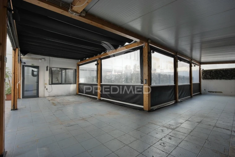 Loja para Arrendamento em Santo António Foto 12