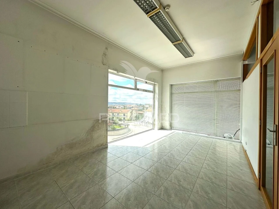 Loja para Arrendamento em Quinchães Foto 7