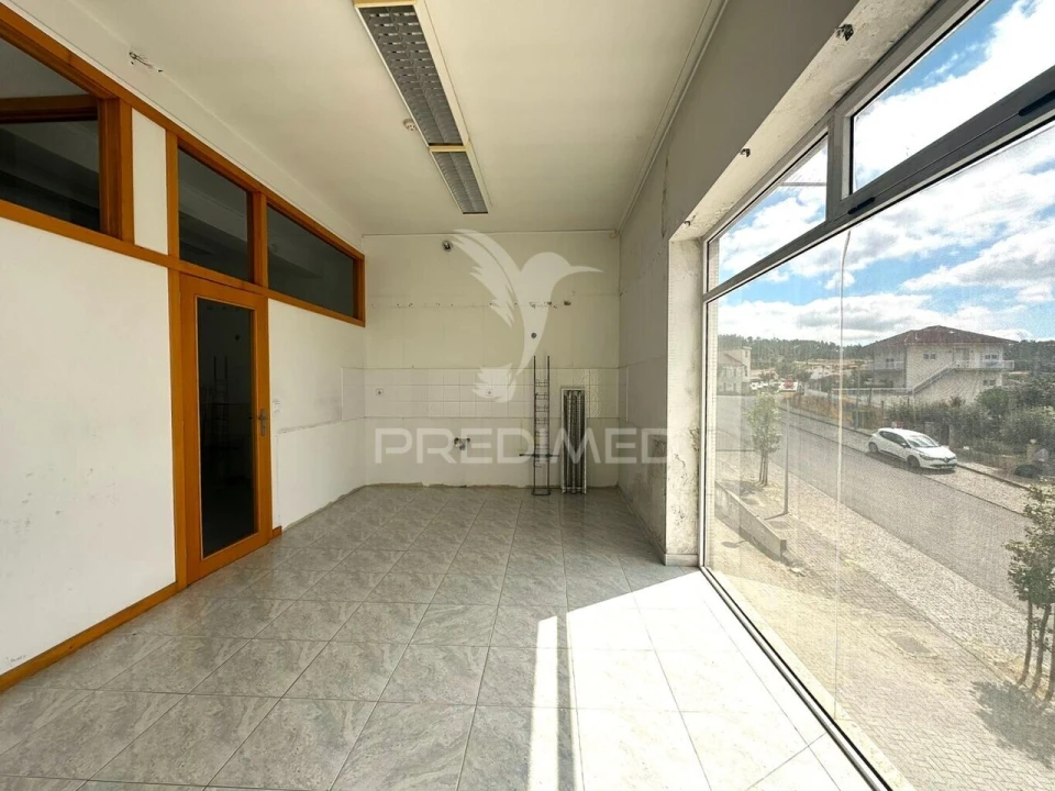 Loja para Arrendamento em Quinchães Foto 6
