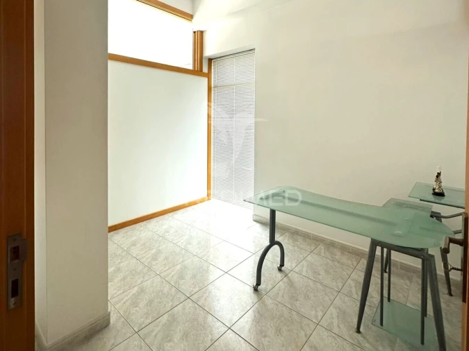 Loja para Arrendamento em Quinchães Foto 5