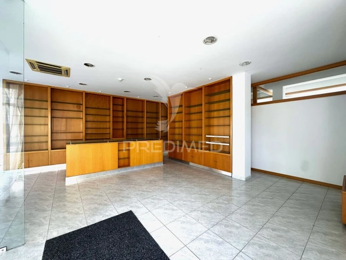 Loja para Arrendamento em Quinchães Foto 1