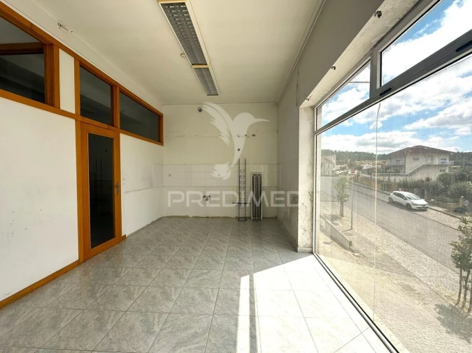 Loja para Arrendamento em Quinchães Foto 6