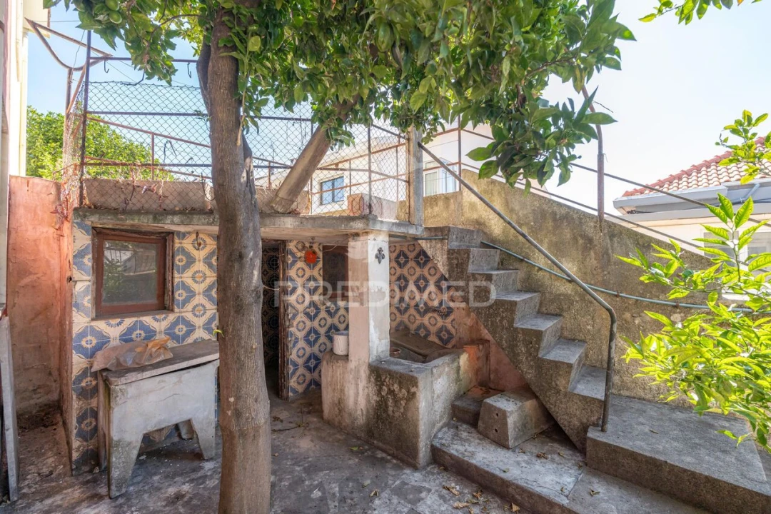 Moradia T5 para Venda em Santo Antonio dos Olivais Foto 32