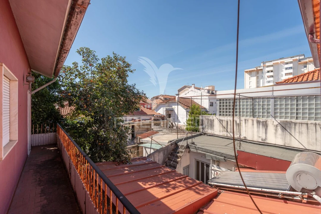 Moradia T5 para Venda em Santo Antonio dos Olivais Foto 23