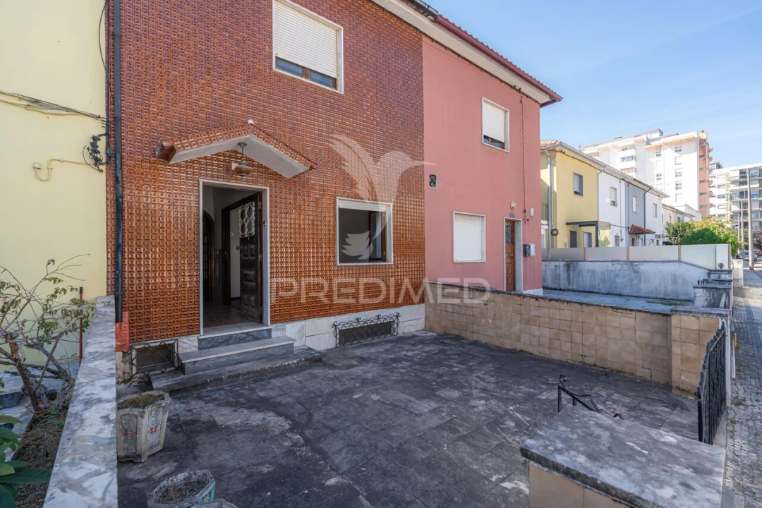 Moradia T5 para Venda em Santo Antonio dos Olivais Foto 1