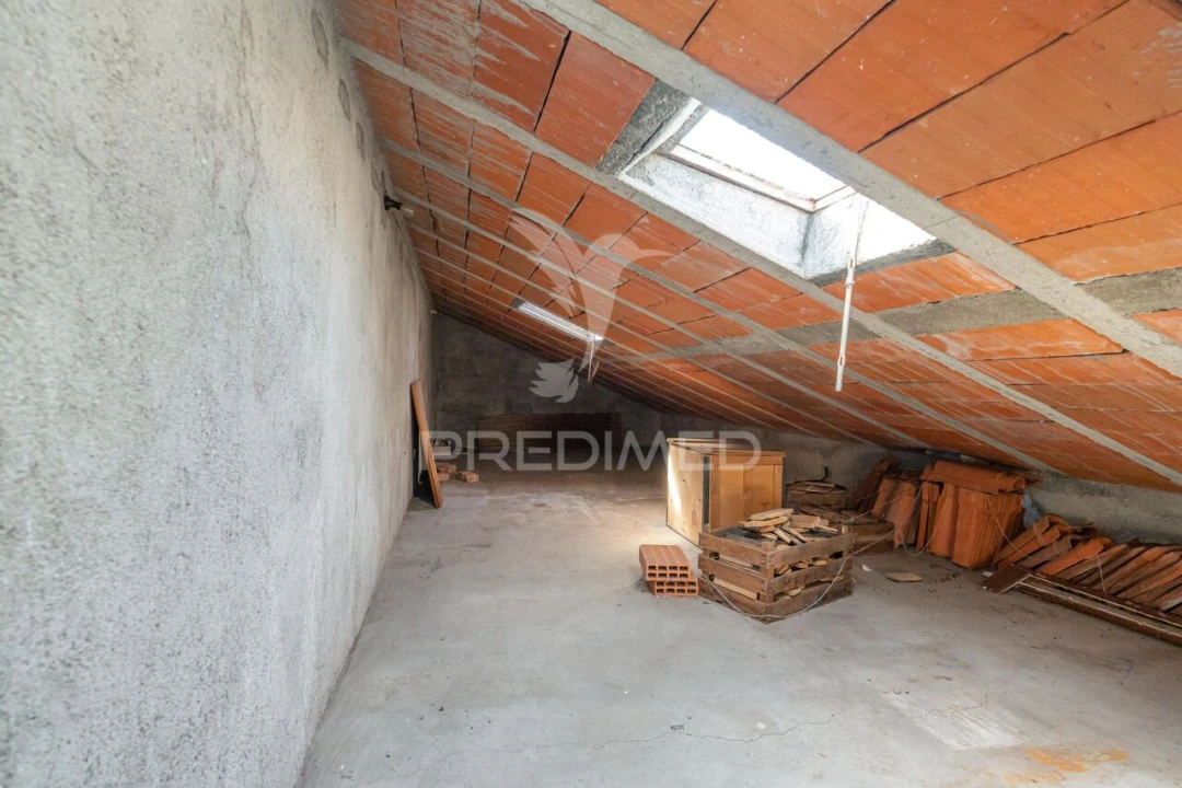 Moradia T5 para Venda em Santo Antonio dos Olivais Foto 30