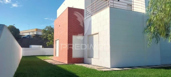 Moradia T4 para Venda em Albufeira e Olhos de Água