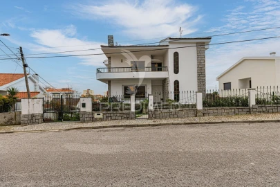 Moradia T7 para Venda em Corroios